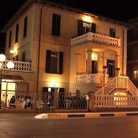 Hotel Villa Laura Rímini Exterior foto