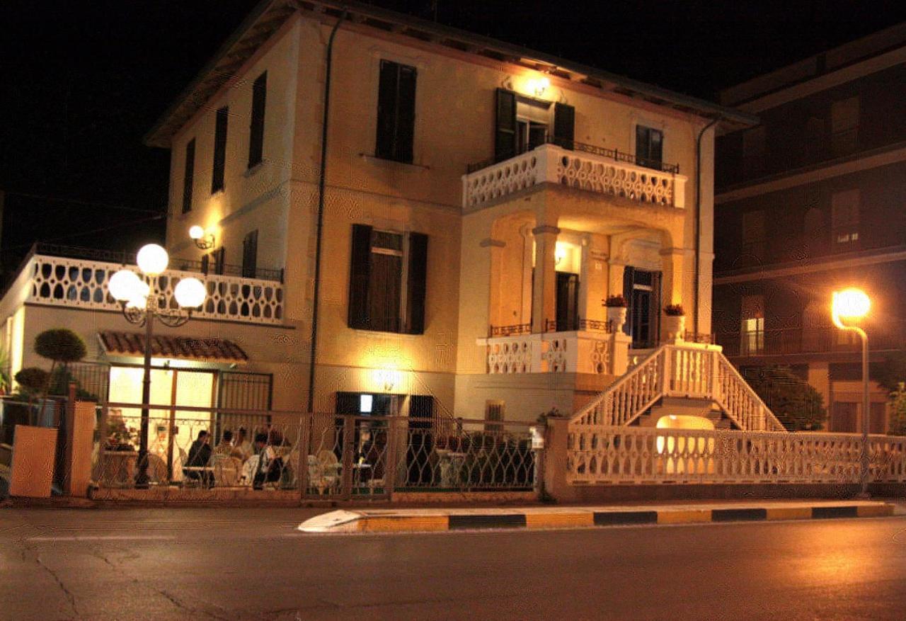 Hotel Villa Laura Rímini Exterior foto